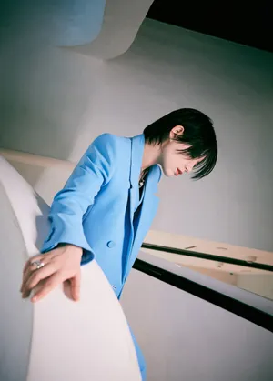 李斯丹妮蓝色西装时尚性感写真_5