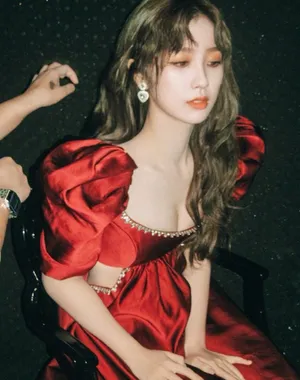 性感美女明星虞书欣红裙写真图片