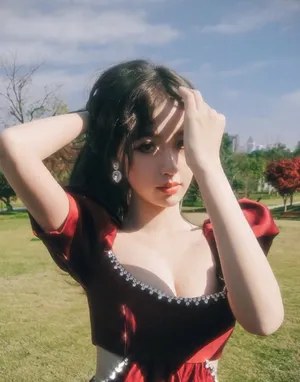 性感美女明星虞书欣红裙写真图片