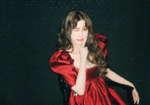 性感美女明星虞书欣红裙写真图片_3