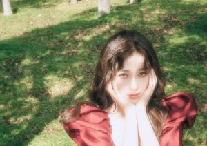 性感美女明星虞书欣红裙写真图片_9