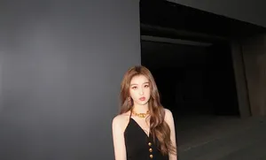 美女明星虞书欣性感黑色吊带裙写真_2
