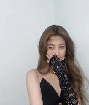 美女明星虞书欣性感黑色吊带裙写真_3