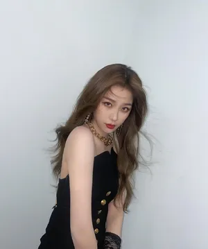 美女明星虞书欣性感黑色吊带裙写真_4