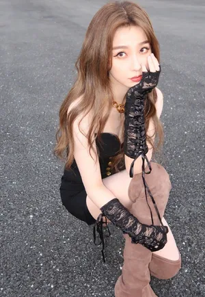 美女明星虞书欣性感黑色吊带裙写真_5