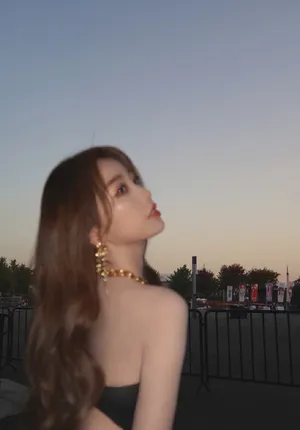 美女明星虞书欣性感黑色吊带裙写真_6