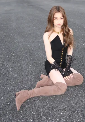 美女明星虞书欣性感黑色吊带裙写真_7