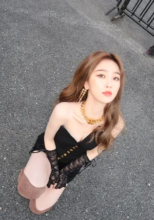 美女明星虞书欣性感黑色吊带裙写真_8
