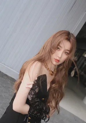 美女明星虞书欣性感黑色吊带裙写真_9