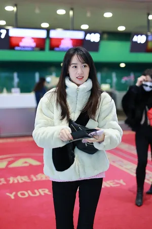 袁冰妍毛绒外套温暖机场街拍图片_1