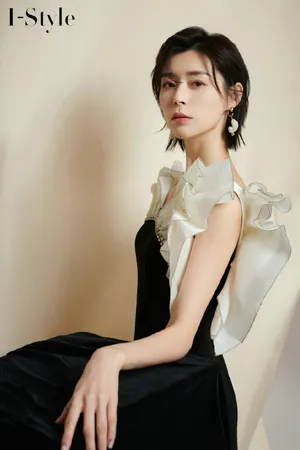 卢杉黑白长裙性感写真图片