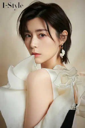 卢杉黑白长裙性感写真图片