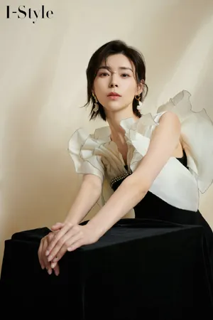 卢杉黑白长裙性感写真图片_2