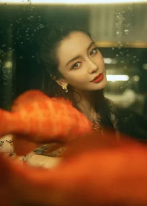 angelababy刺绣长裙金鱼大片写真图片