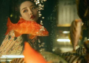angelababy刺绣长裙金鱼大片写真图片_12