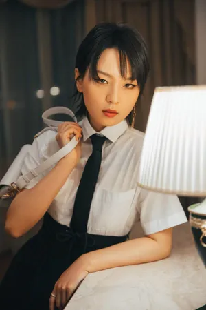 周笔畅黑白OL伞裙优雅写真图片_1