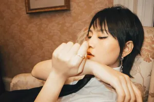 周笔畅黑白OL伞裙优雅写真图片