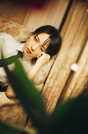 周笔畅黑白OL伞裙优雅写真图片_3