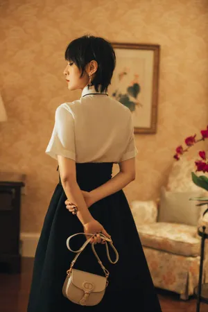 周笔畅黑白OL伞裙优雅写真图片_4