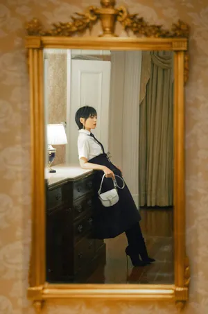 周笔畅黑白OL伞裙优雅写真图片_10