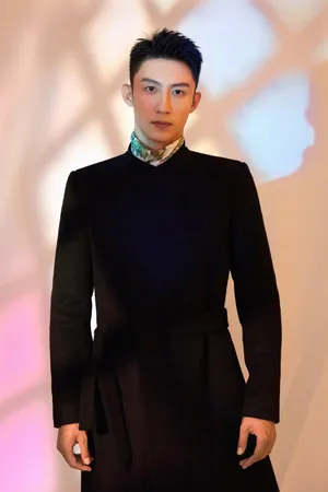 黄景瑜大衣皮靴硬朗型男写真图片