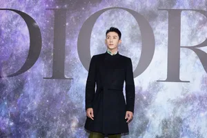 黄景瑜大衣皮靴硬朗型男写真图片_2