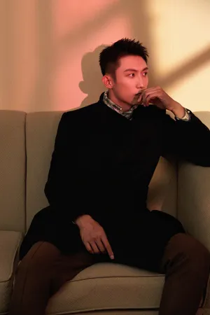 黄景瑜大衣皮靴硬朗型男写真图片_3