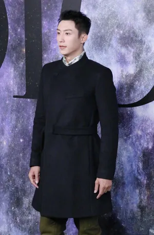 黄景瑜大衣皮靴硬朗型男写真图片_4