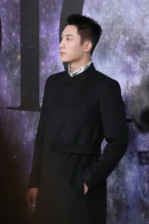 黄景瑜大衣皮靴硬朗型男写真图片_5