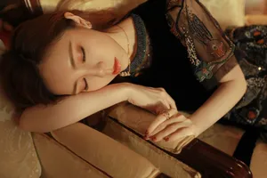 邓紫棋刺绣连衣裙性感迪奥活动照图片_4