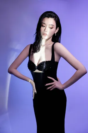 性感美女明星奚梦瑶黑丝连衣裙活动照片_6