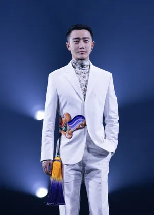 帅哥明星黄轩最新迪奥活动照图片_5