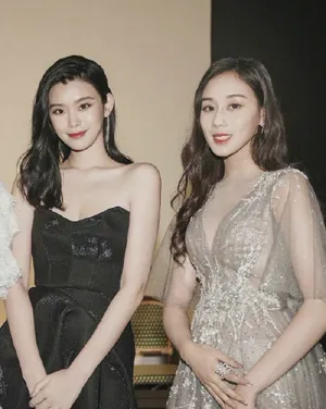 性感美女明星奚梦瑶何超欣同框照片
