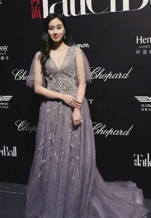 性感美女明星奚梦瑶何超欣同框照片