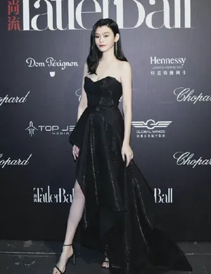 性感美女明星奚梦瑶何超欣同框照片_6