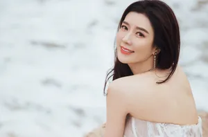 周韦彤性感抹胸裙写真图片_6