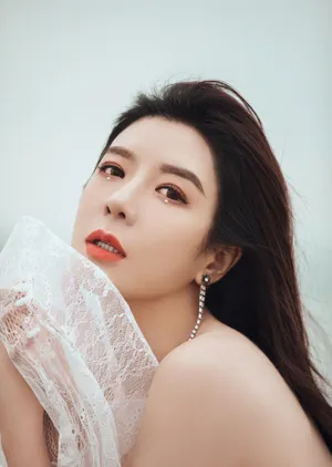周韦彤性感抹胸裙写真图片_8