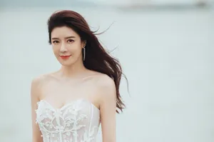 周韦彤性感抹胸裙写真图片_9