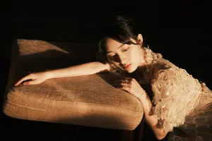 邓恩熙柔美粉裙写真图片_3