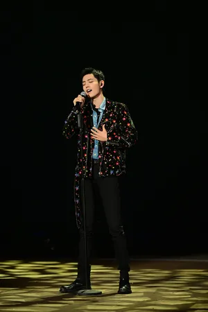 X玖少年团肖战DAYTOY帅气演唱写真_2