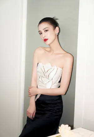 黄圣依抹胸性感魅惑写真图片_1