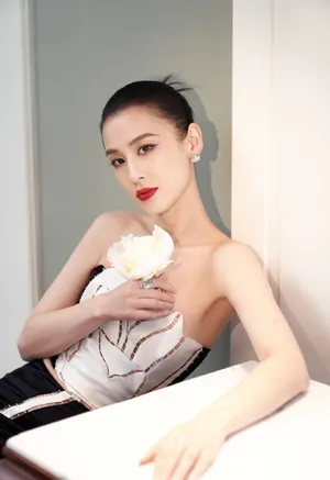 黄圣依抹胸性感魅惑写真图片_2