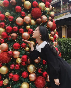 黄圣依黑裙甜美俏皮写真图片_3