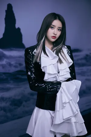 金子涵黑白性感靓丽写真图片