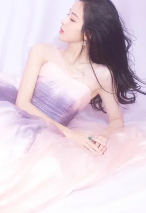 陈都灵紫色礼服唯美性感写真图片