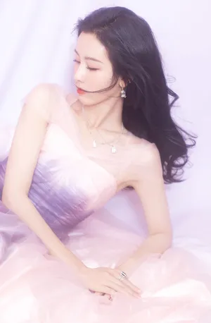 陈都灵紫色礼服唯美性感写真图片_2