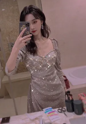 性感美女宣璐金光闪闪妩媚写真