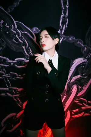 李斯丹妮极简工业风冷艳大片写真图片_1