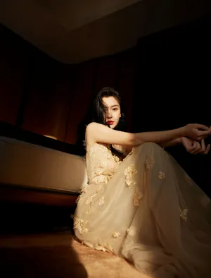 angelababy卷发蝴蝶裙优雅意境写真图片_2