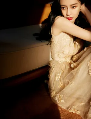 angelababy卷发蝴蝶裙优雅意境写真图片_9